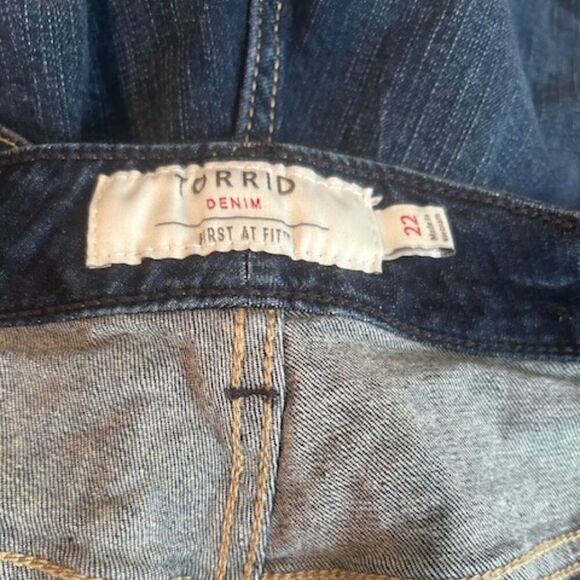 Torrid button fly cuffed 5 pocket denim shorts, size 22 - Picture 3 of 4